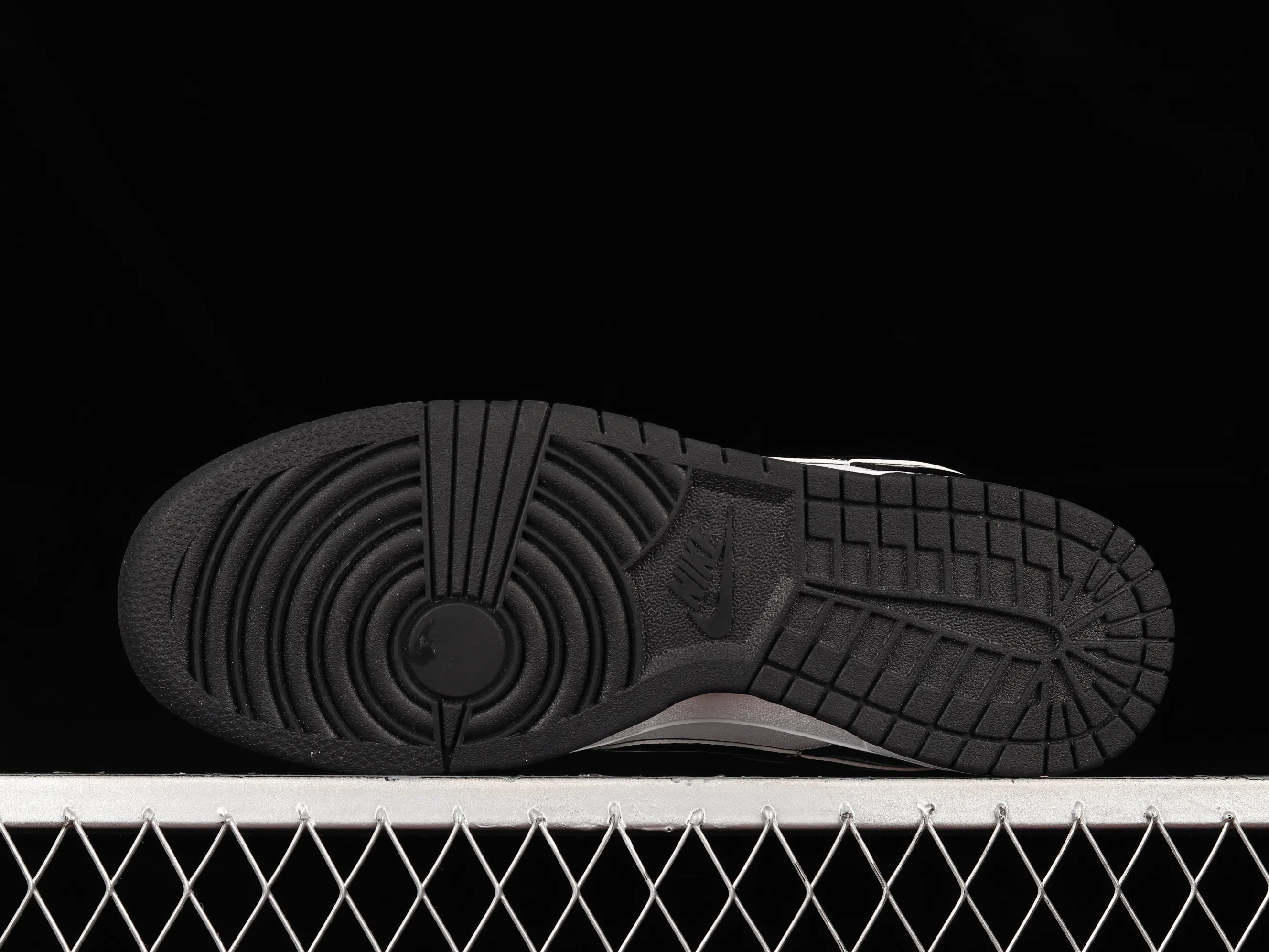 All categories Nk SB Dunk series Nk SB Dunk Low low-top sneakers F version special price Nk Dunk SB Low black and white patent leather panda SB smashed backboard fashion casual sneakers DR9511-100